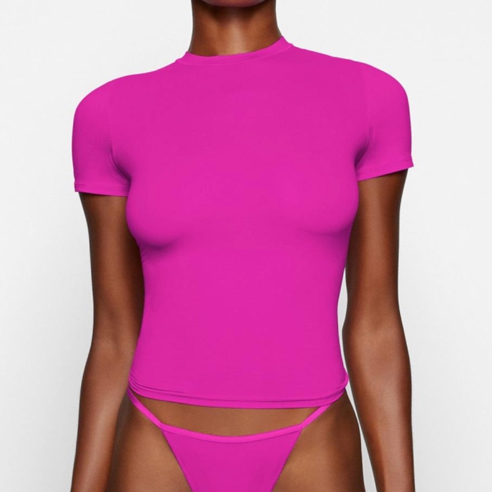 Skims Fits Everybody T-Shirt in Fuchsia - L - NWT